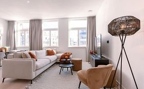 Luxurious Apartment In Town House Near The Beach